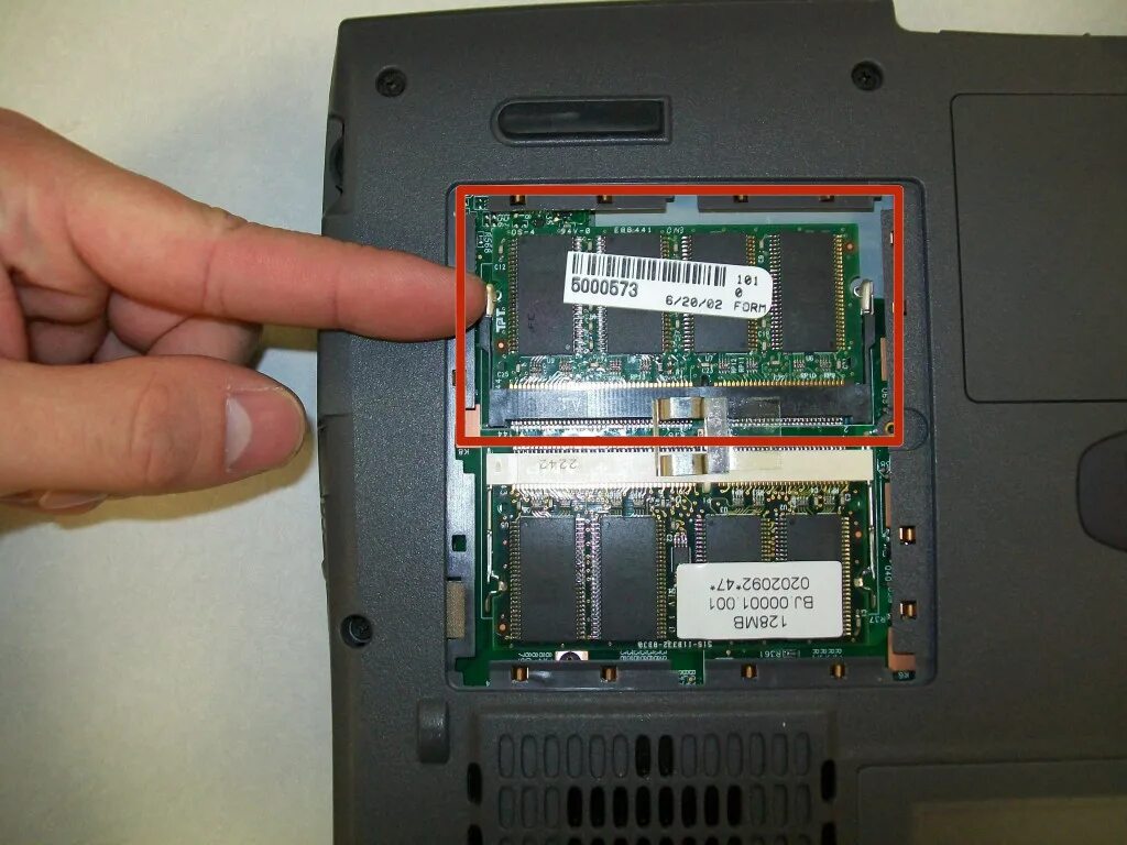 Оперативная память acer. Ноутбук Асер оперативка. Acer TRAVELMATE 220. Оперативная память в ноутбуке Acer Aspire r 14. Acer TRAVELMATE n16q9.