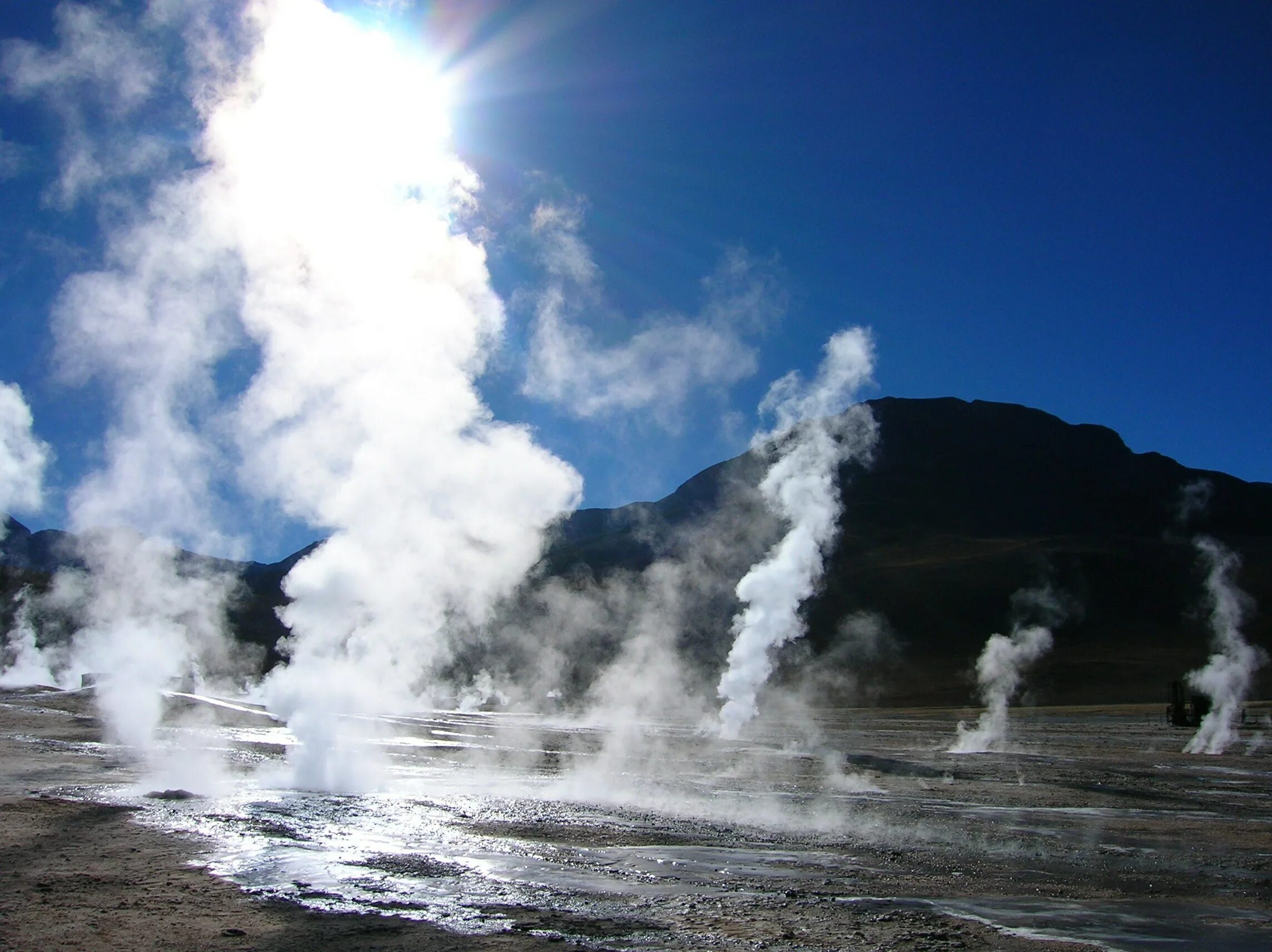 Geothermal energy. Геотермальная энергия Филиппины станция. Геотермальные источники Канады. Энергия гейзеров. Геотермальная энергия в Исландии.