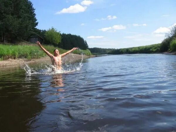 Купание на речке. Купаемся на речке. Купаемся в деревне. Купание на речке в деревне. Купание в деревне