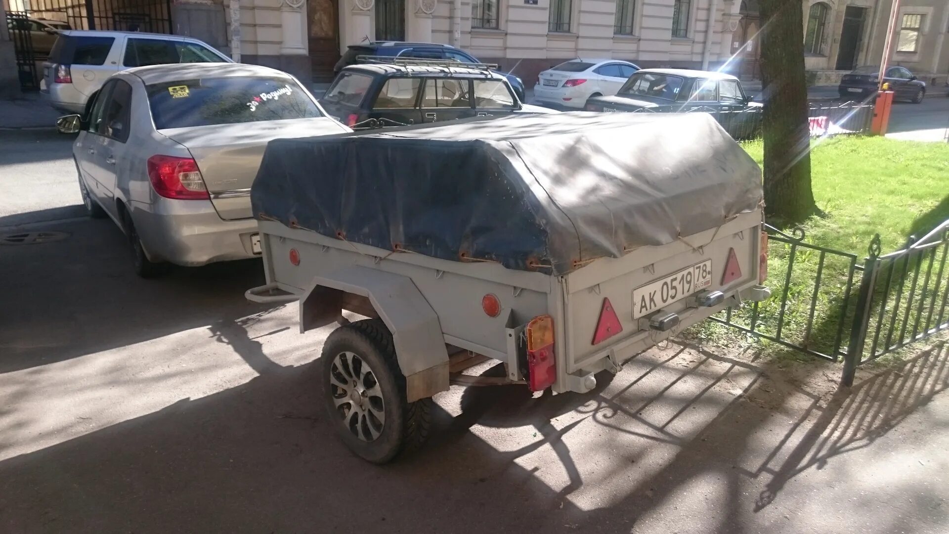 Номер на прицепе легкового автомобиля. Прицеп САЗ 8299. Прицеп к легковому автомобилю САЗ 8299. Габариты прицепа САЗ 8299. Прицеп САЗ 8299 табличка.