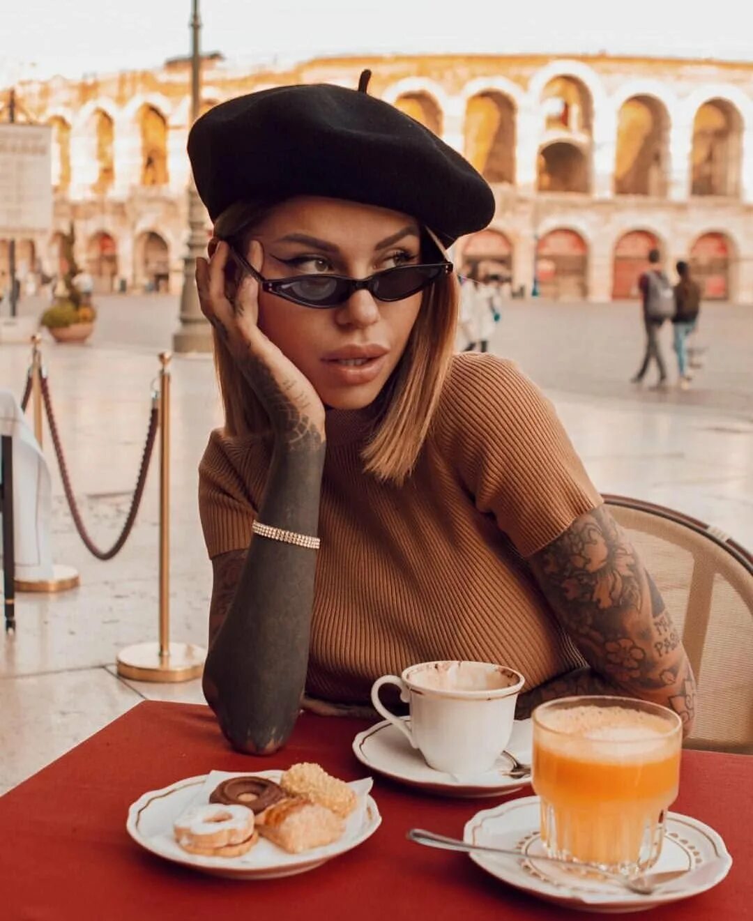Стильная девушка. Модная девушка с кофе. Фотосессия в кафе девушка. Стильная девушка с кофе. Красивый попить