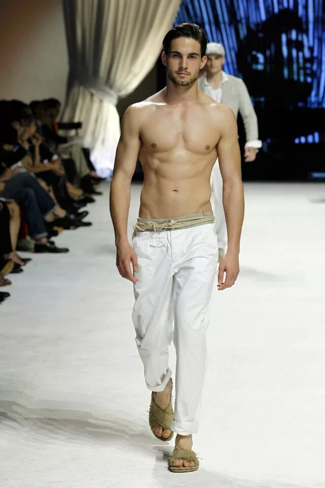 Подиум мужиков. Манекенщики Дольче Габбана. Dolce Gabbana 21 men. Dolce Gabbana Summer man 2011. Дольче Габбана одежда.