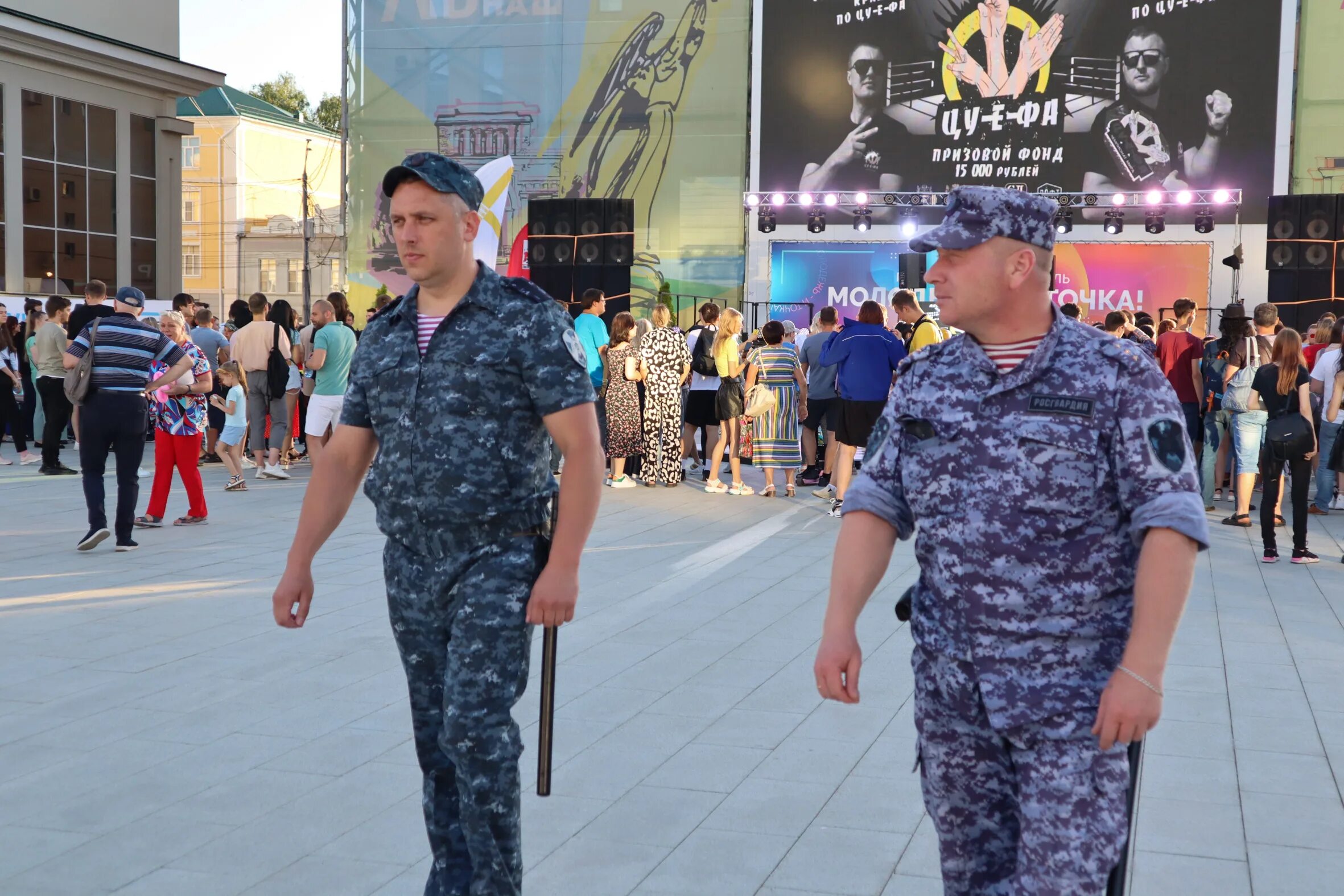 сотрудник росгвардии. вневедомственная охрана и омон. омон охрана общественного порядка. полицейские и росгвардейцы. росгвардия пост охраны.