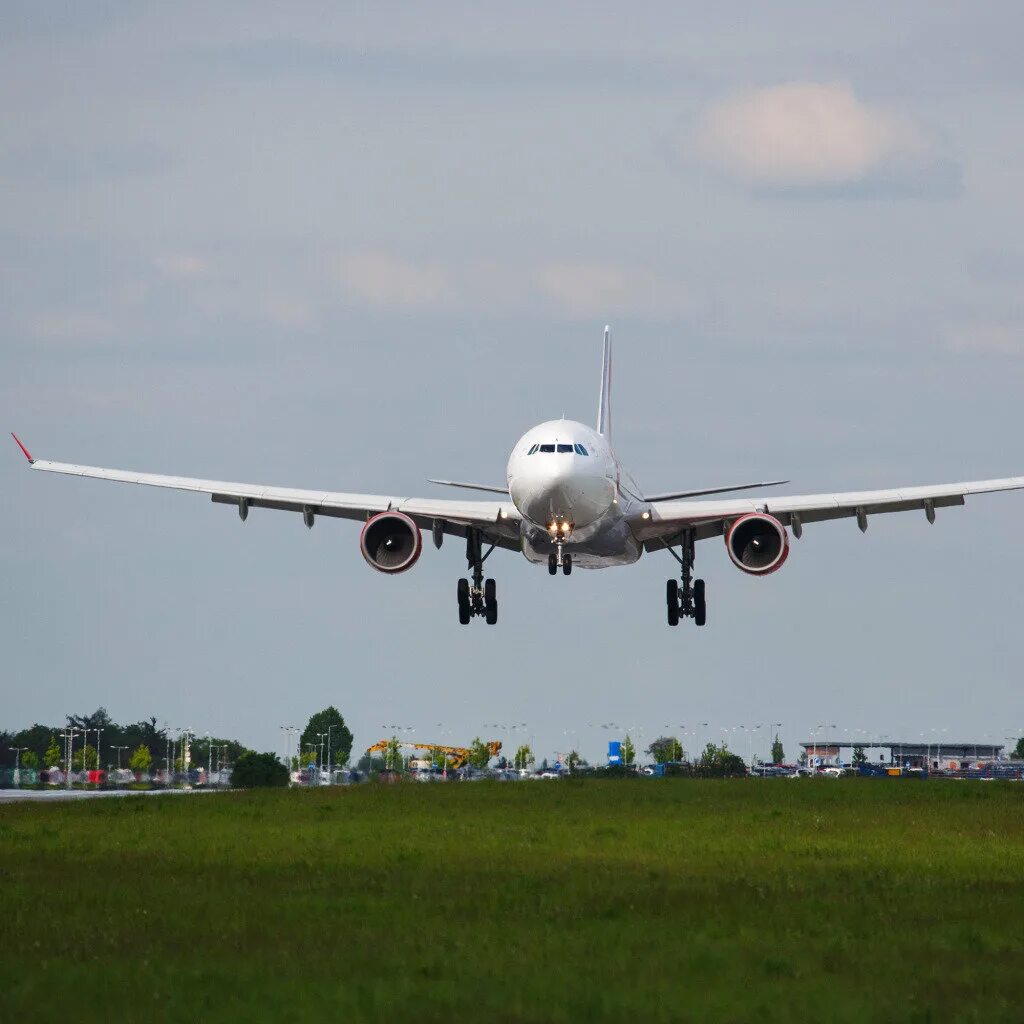 Боинг 747 посадка. Самолет. Самолет приземляется. Посадка самолета. Боинг 747 посадка.