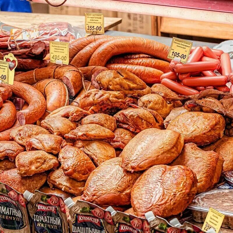 Ооо мясные деликатесы раменское. Деликатесы с мясной грудинки. Раменский деликатес колбаса. Мясные деликатесы. Выкладка мяса.
