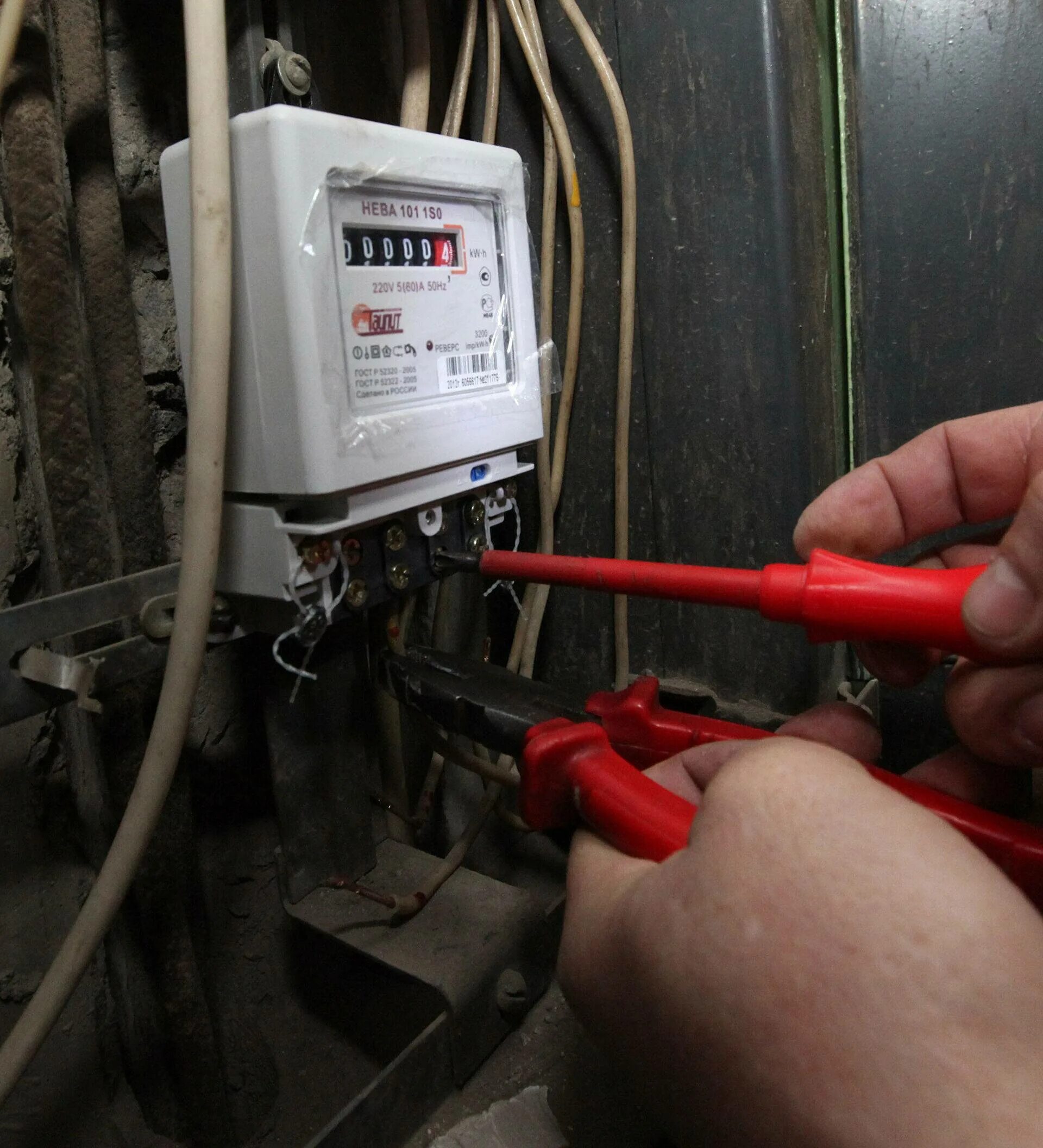 Монтаж прибора учета электроэнергии. Монтаж электросчетчика. Щиток для счетчика электроэнергии в квартире. Счетчик электрический установленный. Скат 105 счетчик электроэнергии.