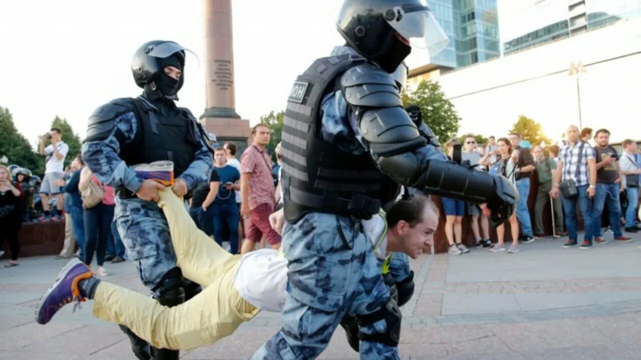 Полиция задерживает митингующих.