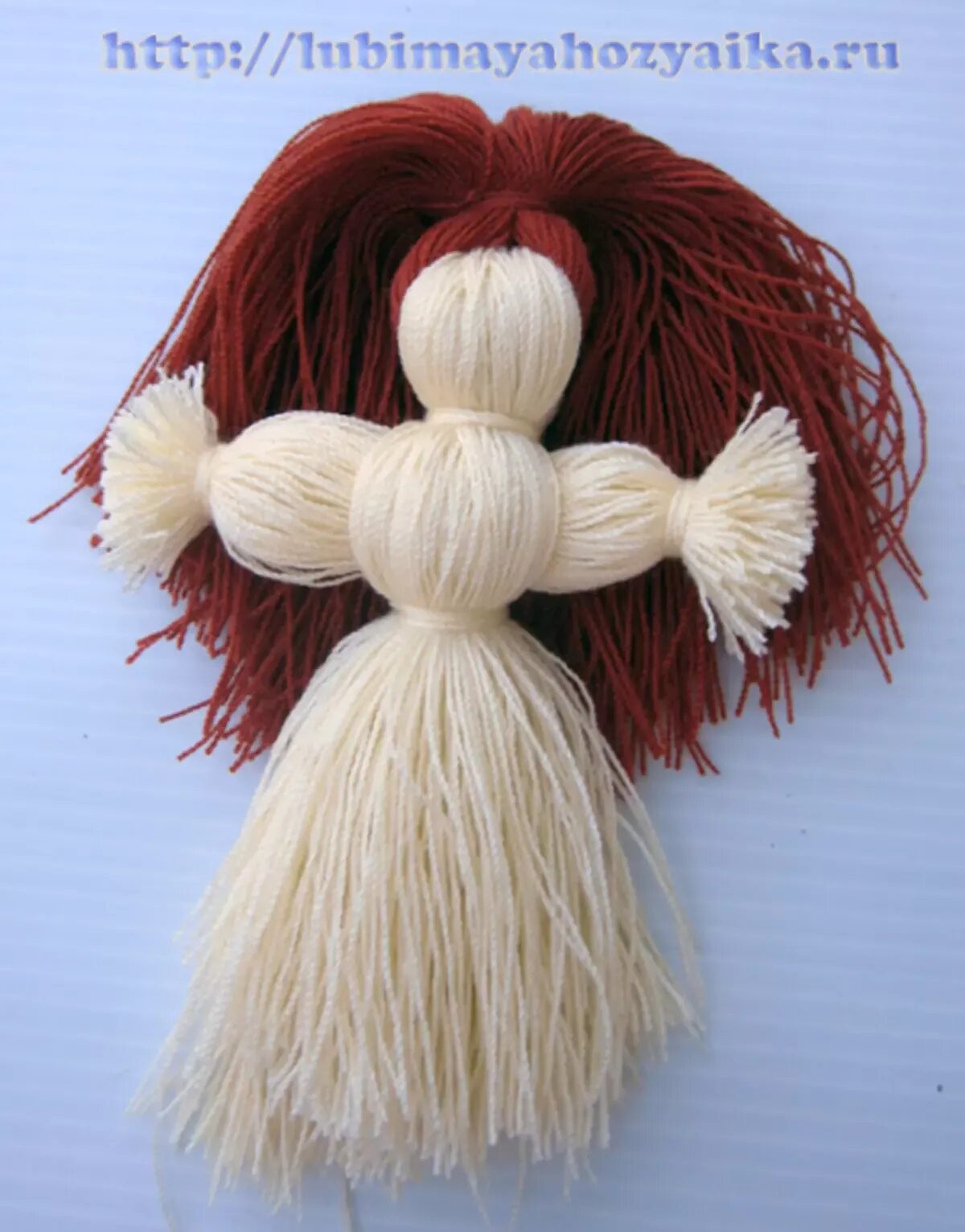Куколки из пряжи. Мартиничка кукла оберег. Кукла из ниток. Куколка из ниток. Куколки из шерстяных ниток.