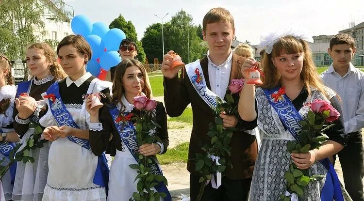 Последний звонок в элитных школах. Последний звонок в 9 классах. Последний звонок 11 класс. Выпускной в элитной школе.