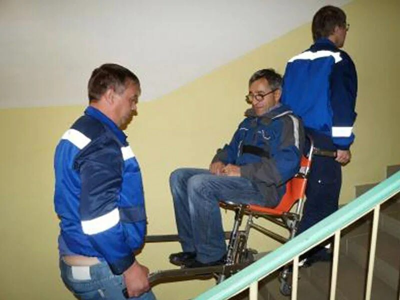 Подъем человека на этаж. Грузчик бытовой техники. Подъем окон на этаж. Лестница для маломобильных групп населения. Эвакуационный стул для инвалидов.