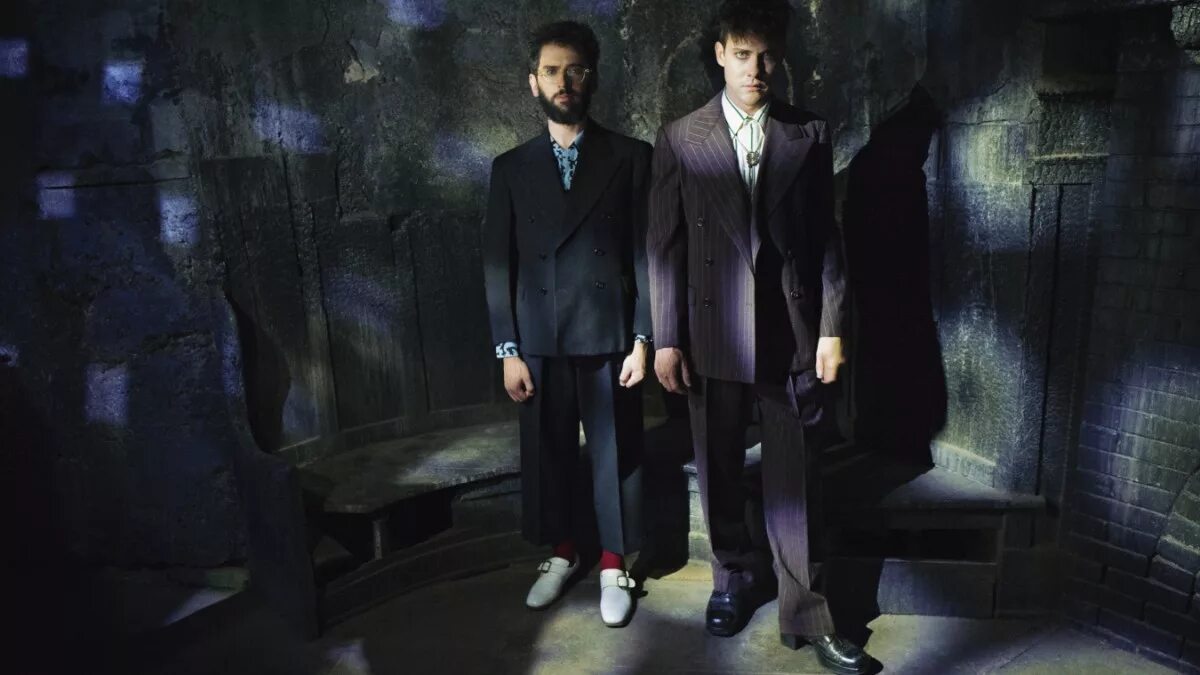 Mgmt dark. Little dark age mgmt. эндрю ванвингарден little dark age. mgmt little dark age обложка. mgmt little dark age девушка.