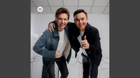 Ер адамның қызды саусақтарымен сипап тұрған суреті