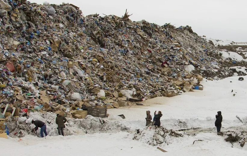Тбо города. Мусорный полигон гора Россия. Крупнейший мусорный полигон в России. Огромные мусорные свалки. Гигантская свалка.