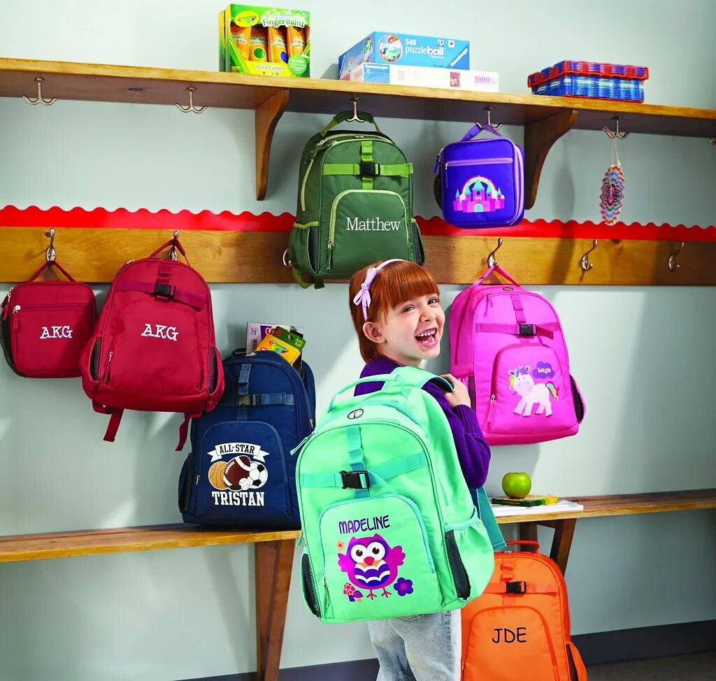 Рюкзак школьный. School buy runaway. Рюкзак для школы. Девочка и мальчик с рюкзаком. Дети бегут в школу.