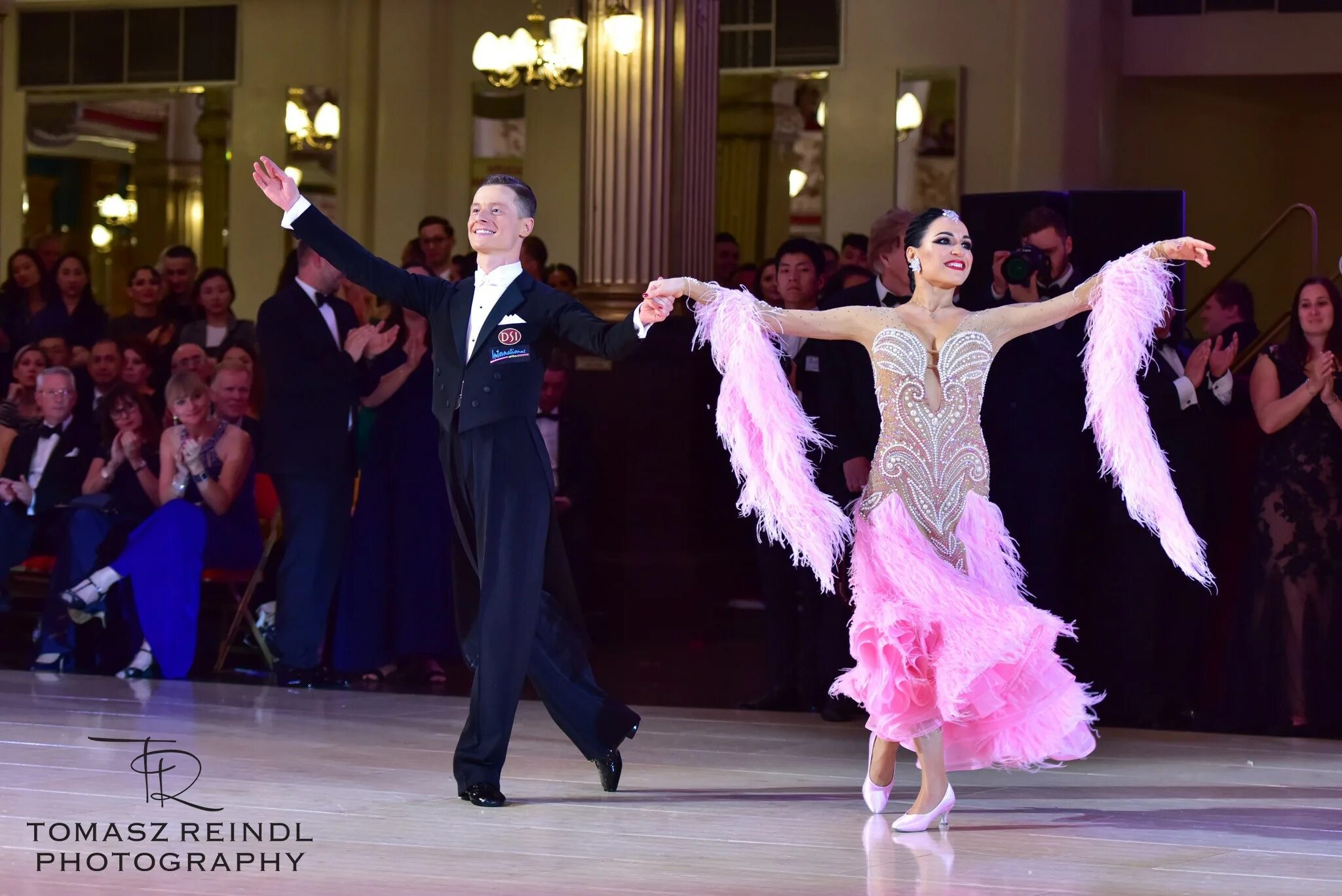 Ballroom перевод. Блэкпул бальные танцы сцена. Бальные танцоры 2000 Блэкпул. Блэкпул конкурс бальных танцев 2022. Американ Смус танго.