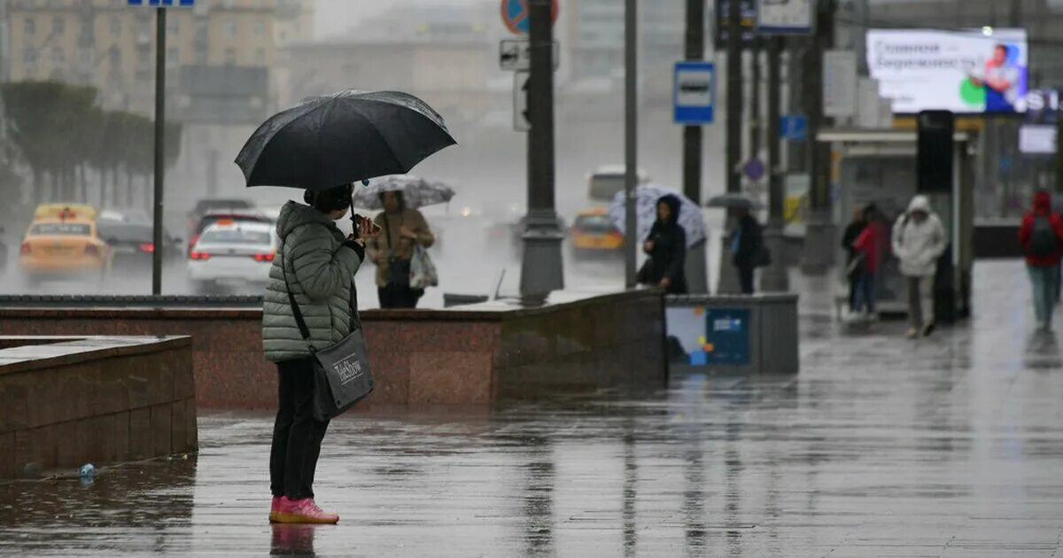 Дождливый город. Снова дождь накрыл москву. Дождь в москве. Дождливая москва. Дождливая москва.