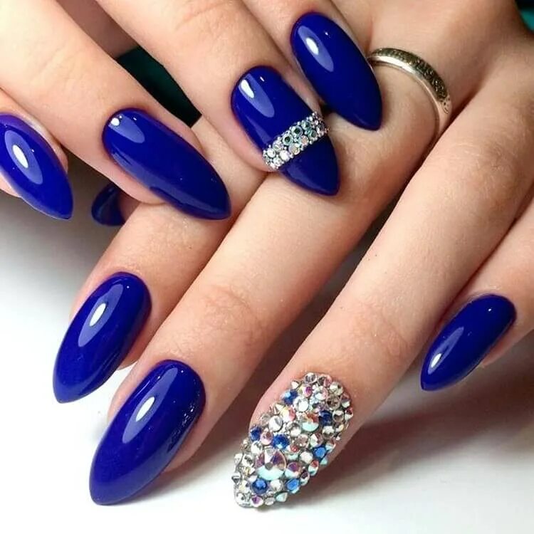 маникюр с синими цветами.