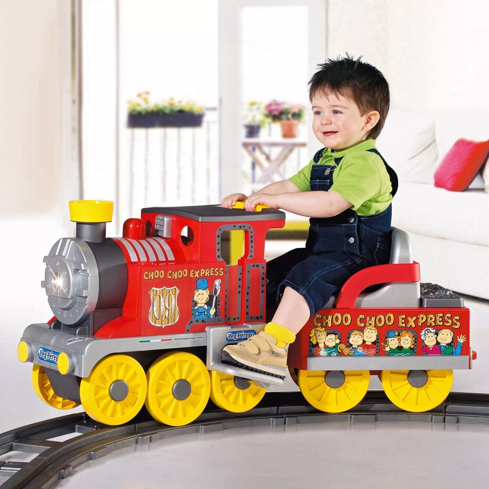 Что подарить ребенку на 2 года мальчик. Паровоз Пег Перего. Choo Choo Train каталка. Игрушки для двухлетнего мальчика.