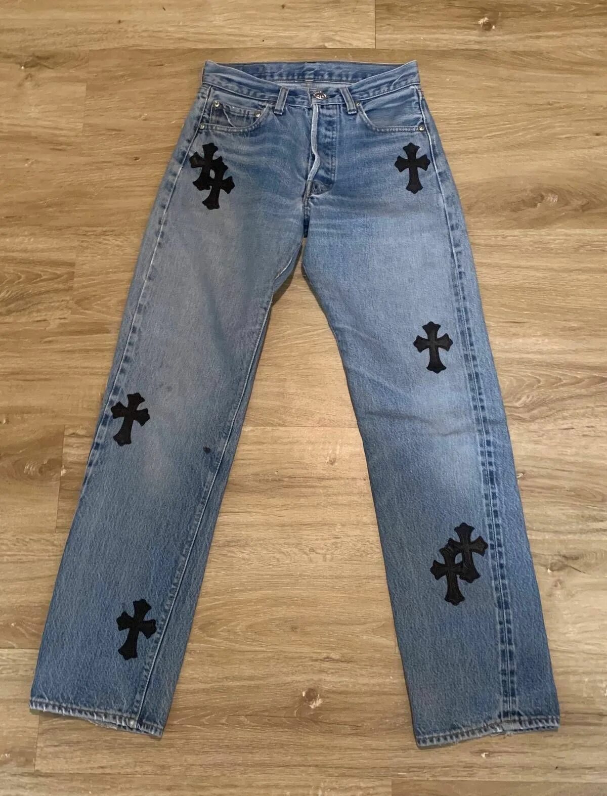 Джинсы хроме хартс. Левайс джинсы с крестами. chrome hearts levis джинсы. хром хартс штаны. джинсы с крестами.