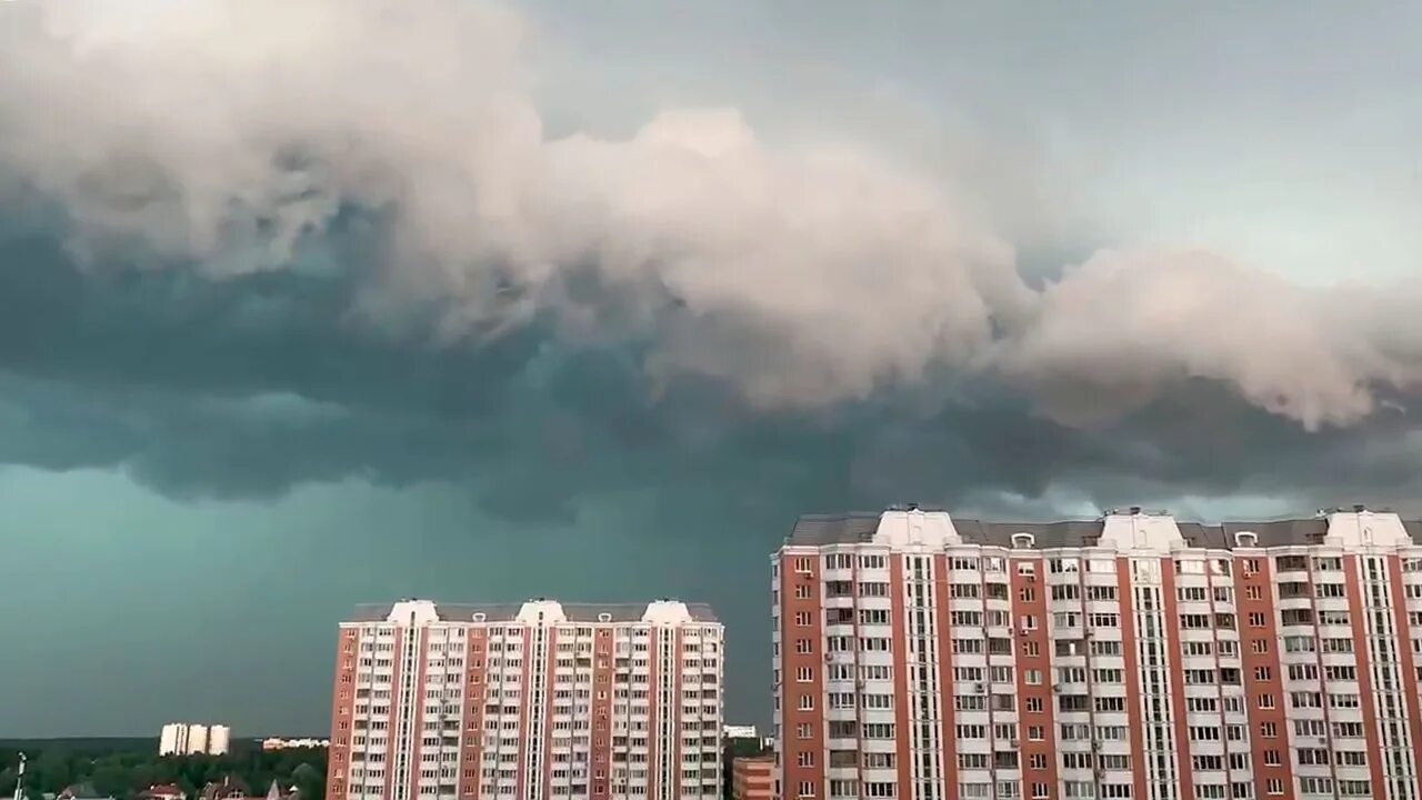 Ощущается в москве. Гроза в Москве 10 июля 2022 года. Смерч в Москве 2022. Ураганы. Ураган в Москве.