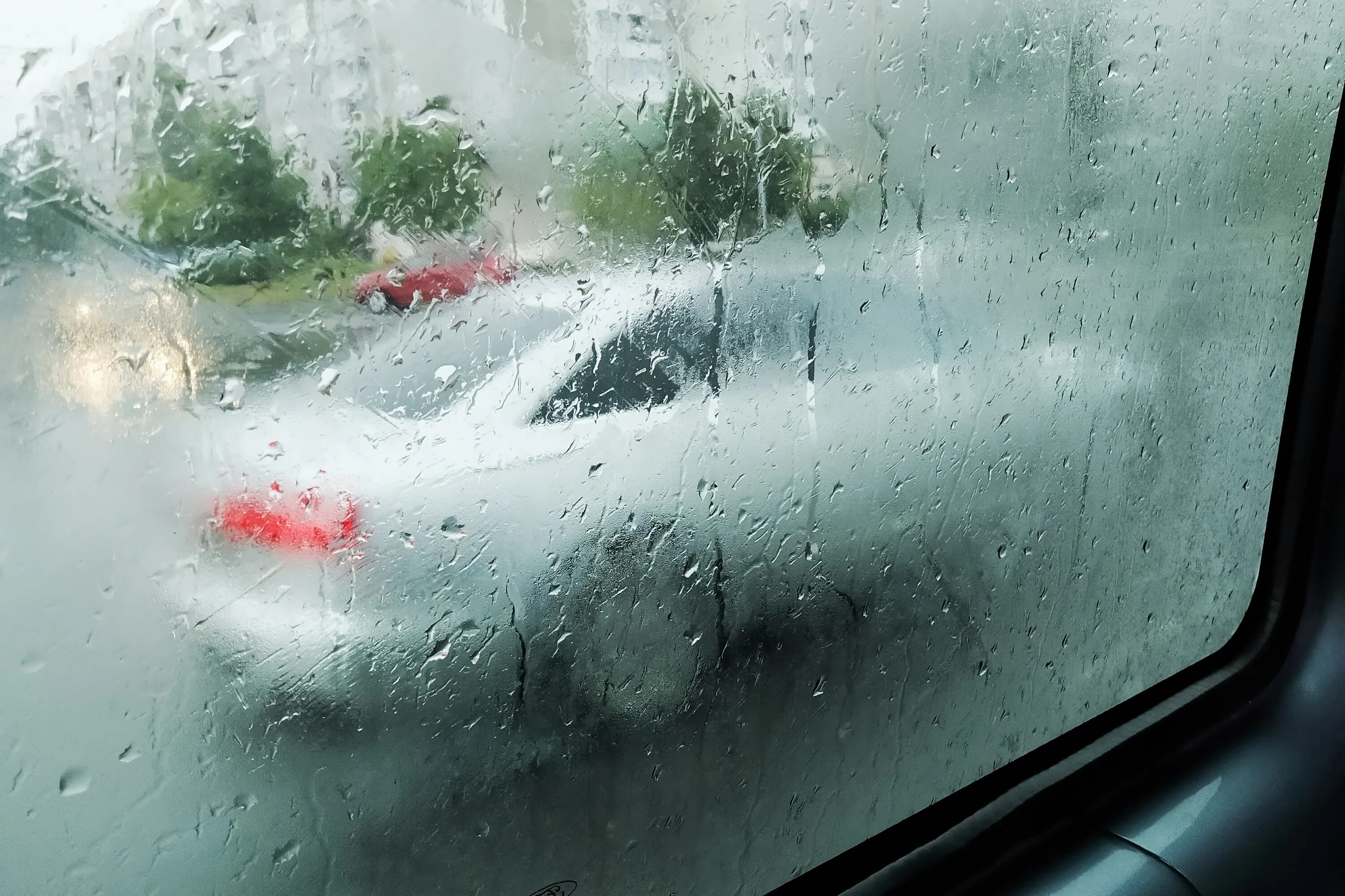 Потеет машина в дождь что делать. Запотевшие стекла автомобиля. Запотевшие стекла в машине. Запотевшее окно в машине. Запотевшее стекло.