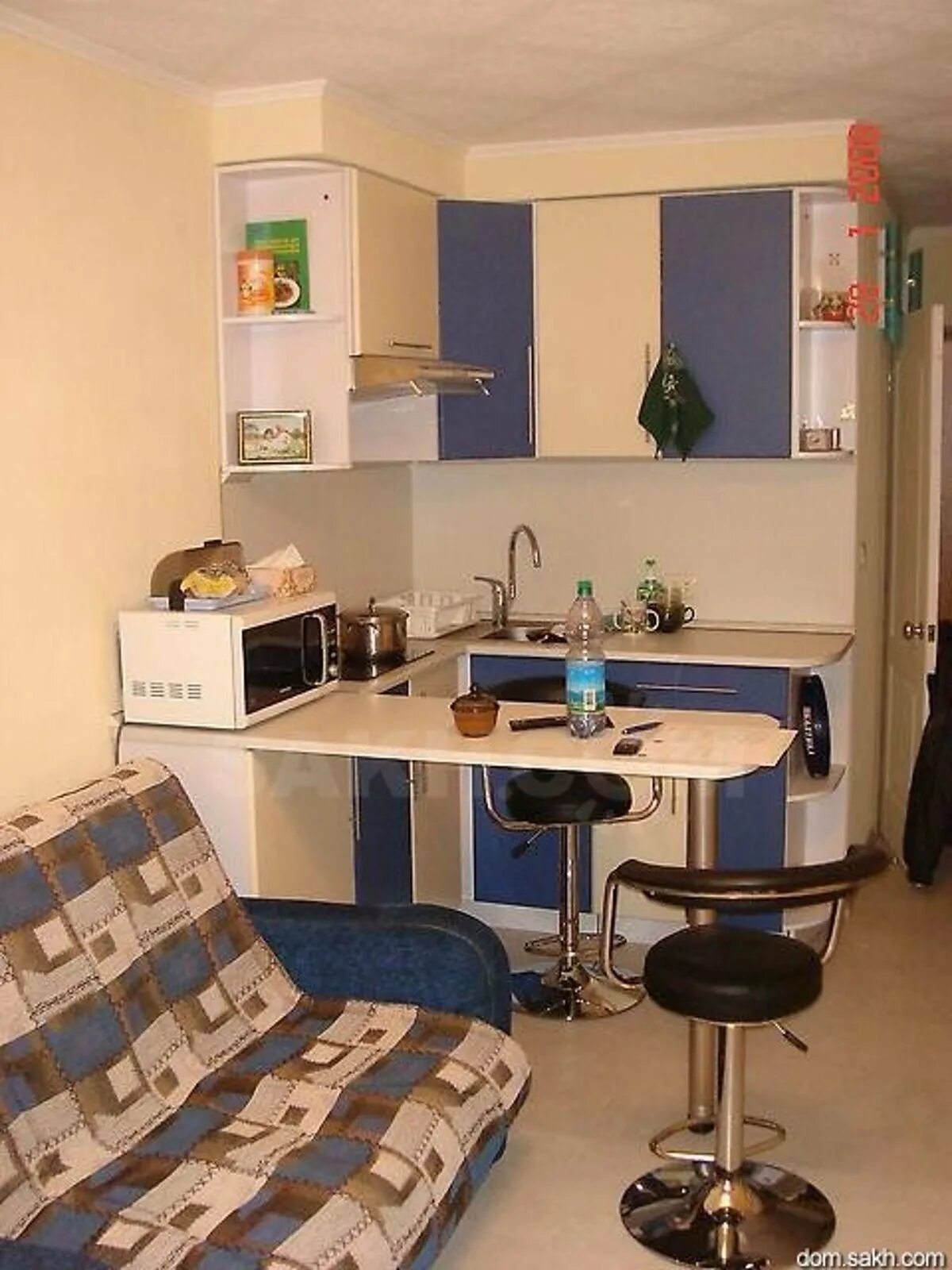 Поставить в общежитии. Обустроить комнату в общежитии. Мини кухня для комнаты в общежитии. Кухня в комнате в общежитии. Кухонная зона в комнате общежития.