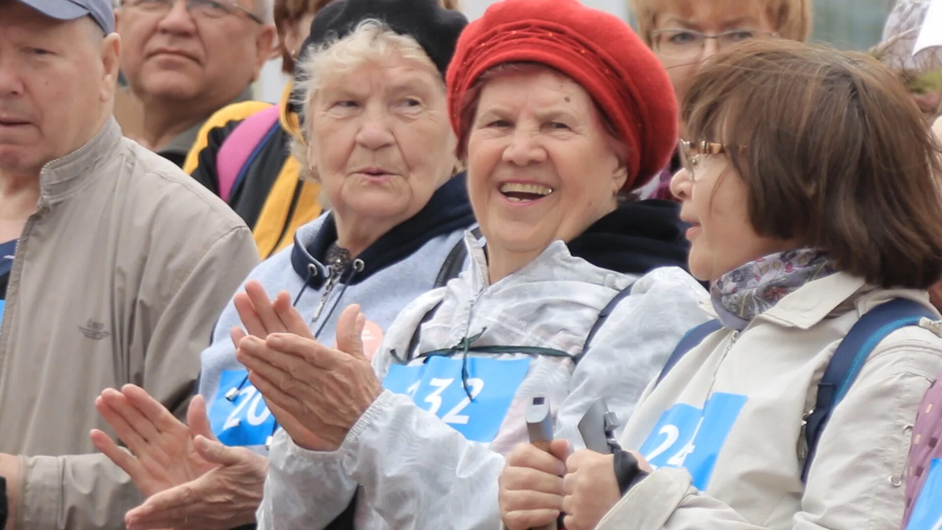 Пенсионеры Молдова. Уфимские пенсионеры в цифрах и фактах. Счастливые пенсионеры фон. Пенсионеры юмор фото.