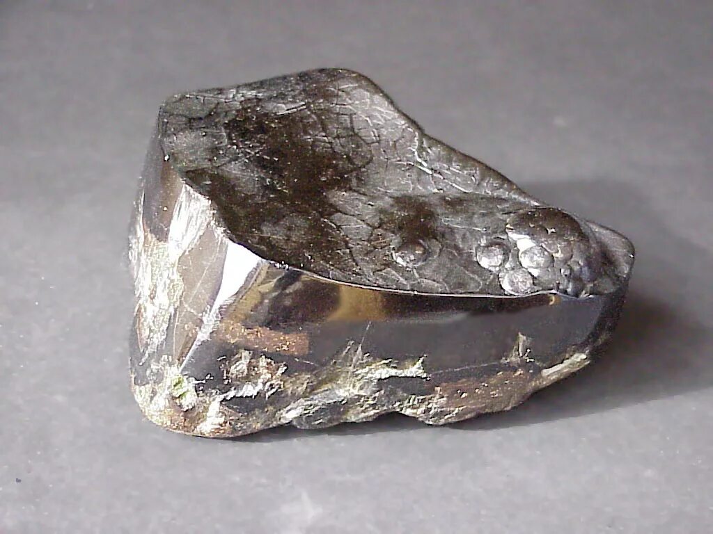 Платина картинки. Гематит кровавик минерал. Гематит самородок. Камень метеорит гематит. Железная руда гематит.