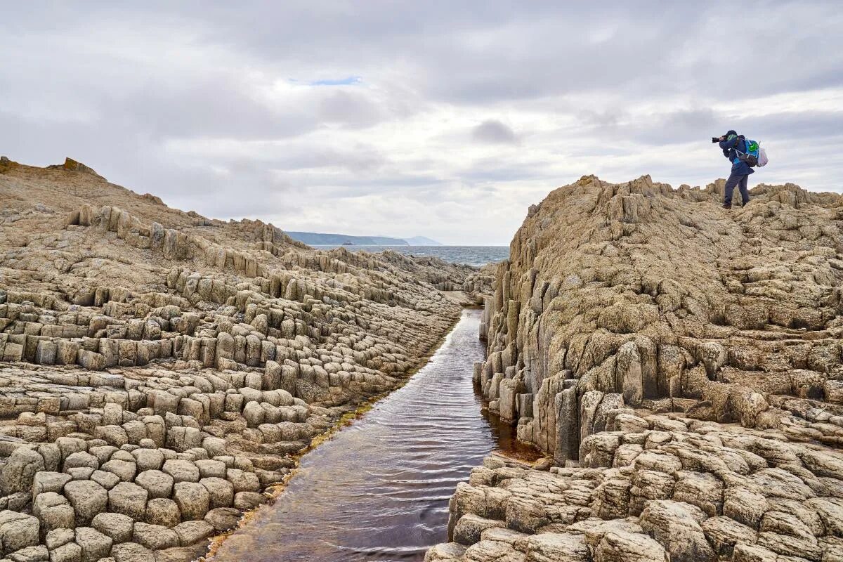 Остров палау микронезия. Остров онекотан курильские острова. Кирибати южная тарава. Остров пасхи океания. Мыс столбчатый кунашир.