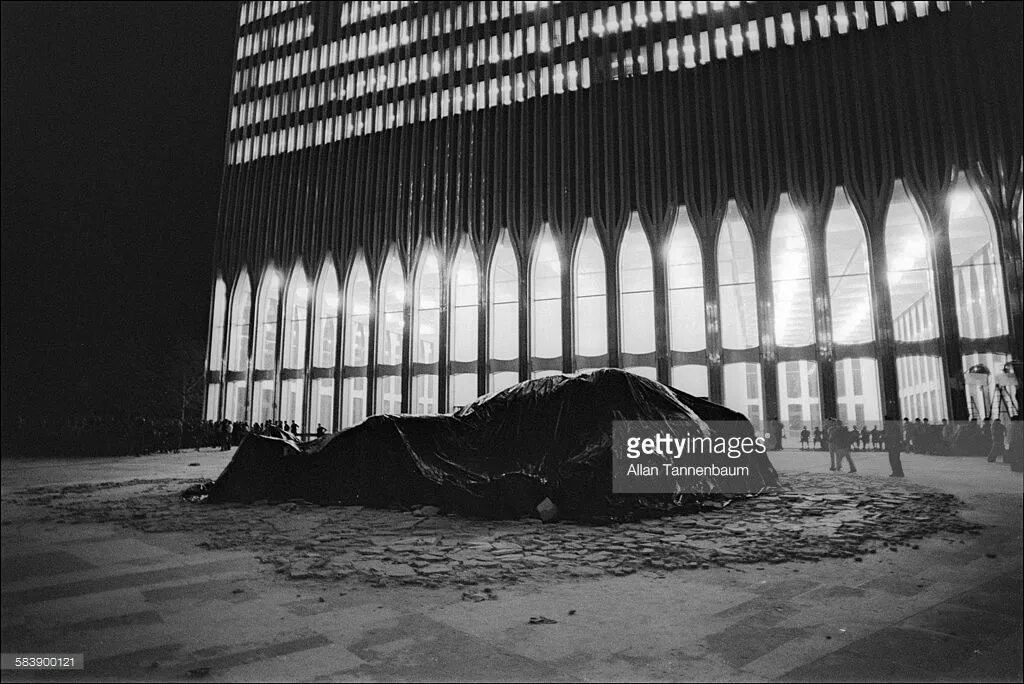 World trade Center Plaza. WTC Plaza Sphere. WTC Plaza Jumpers.