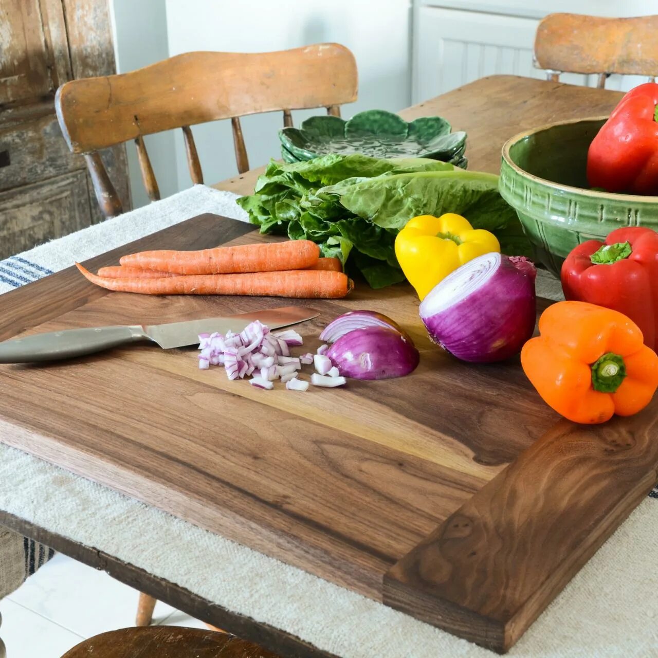 Cutting vegetables. Кухонный стол с овощами. Доска с овощами деревянная. Разделочная доска с овощами. Овощи "кухня".