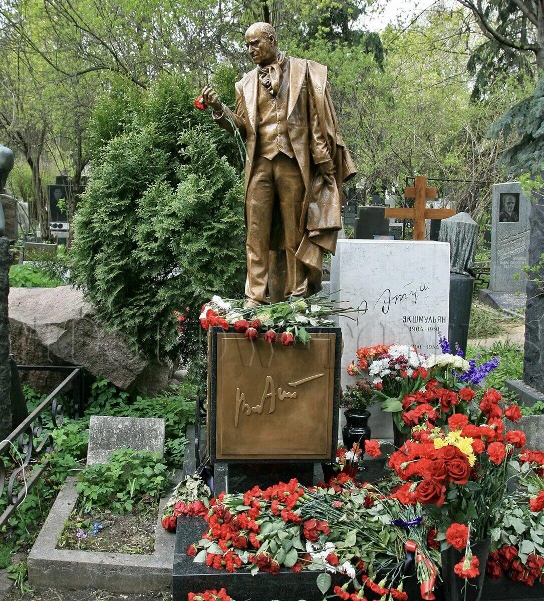 Памятник владимиру этушу на новодевичьем. Памятник этушу. Памятник владимиру этушу на новодевичьем кладбище. Этуш памятник на могиле. Памятник этушу.