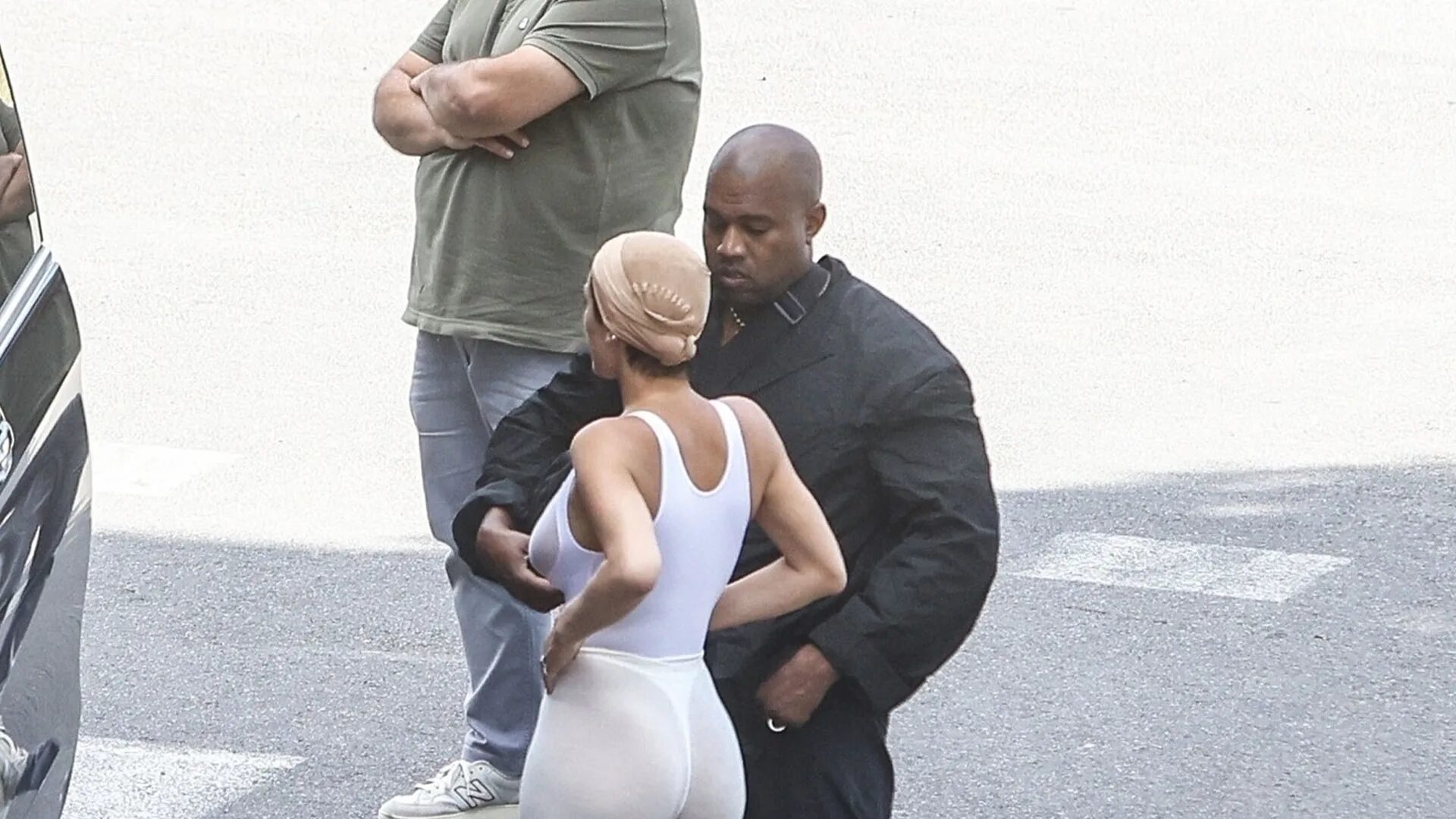 Жена Канье Уэста 2023 Бьянка. Kanye West and Bianca censori. Бианка жена Канье. Жена канье в прозрачных колготках