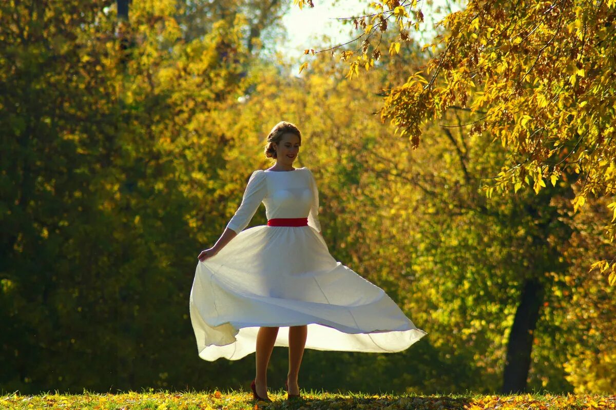 Кружится голова едва стою на ногах. У человека кружится голова. Кружится в платье. Кружится голова едва стою на ногах. Босиком по траве эми хармон.