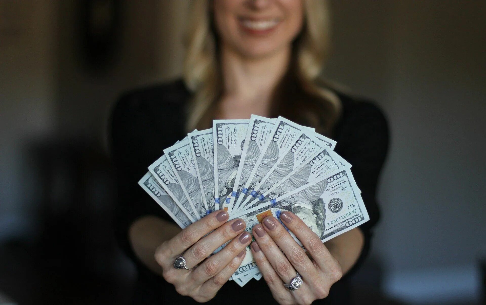 12 тысяч рублей в долларах. Деньги в руках девушки. Женщина с деньгами. Красивая женщина с деньгами. Доллары в руках.