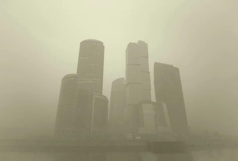 Снизов. Небоскребы в тумане. City туман. Moscow City в тумане. Небоскребы в смоге.