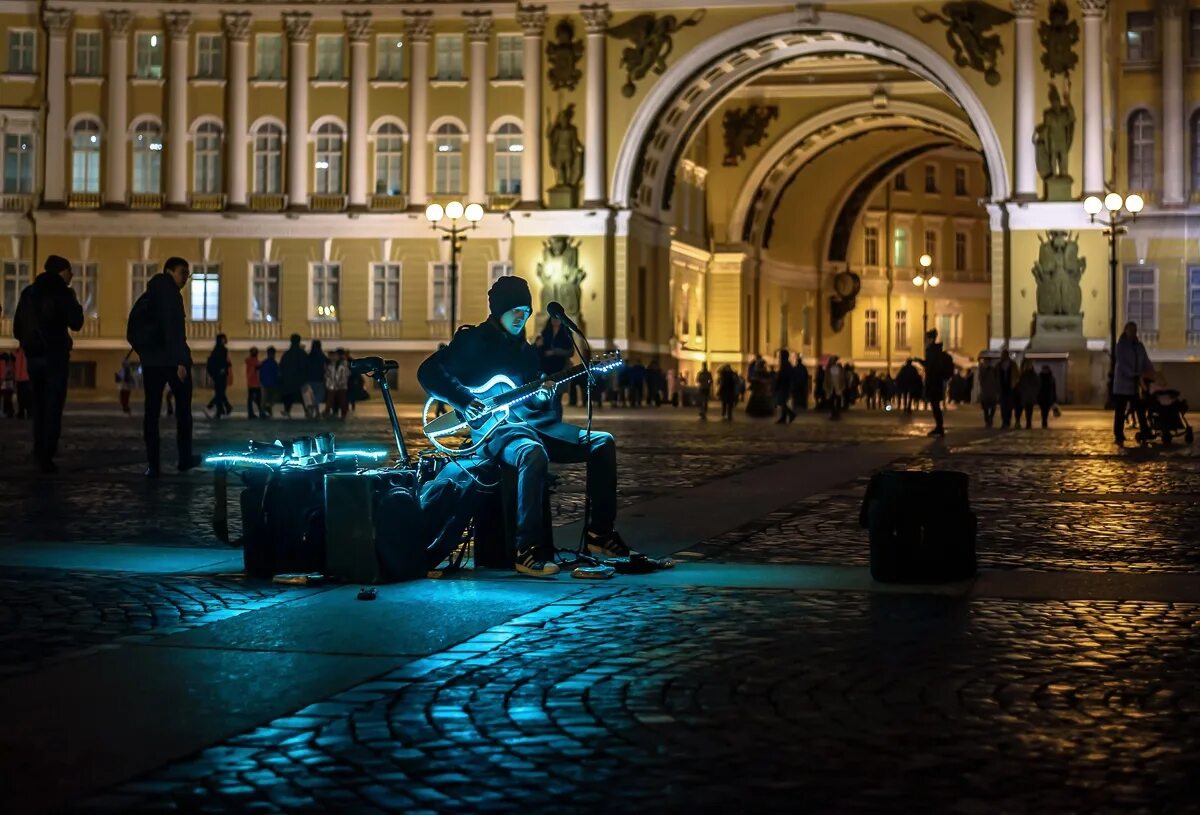 Сколько живет в спб. Питер музыканты Дворцовая площадь. Уличные музыканты в Питере на Дворцовой площади. Дворцовая площадь в Санкт-Петербурге вечером.