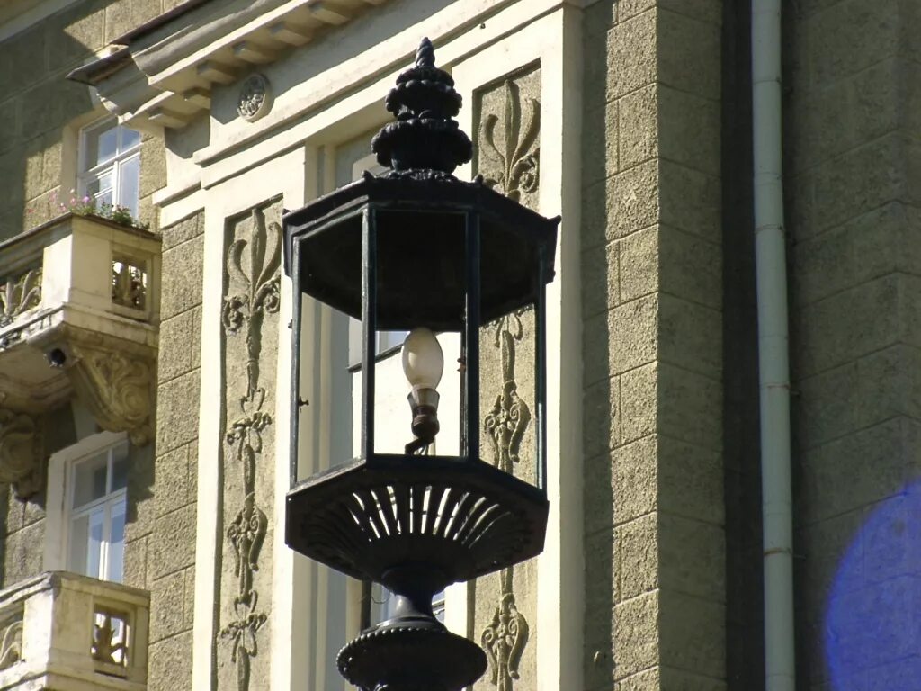 Первые уличные фонари. Старинный фонарь. Масляный уличный фонарь. Старинные фонари Петербурга.