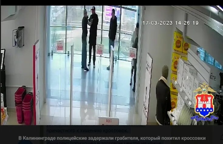 Пацан украл кроссовки в бразилии. Мальчик который воровал кроссовки в бразилии. пацан украл кроссовки оригинал. чел украл кроссовок в бразилии.