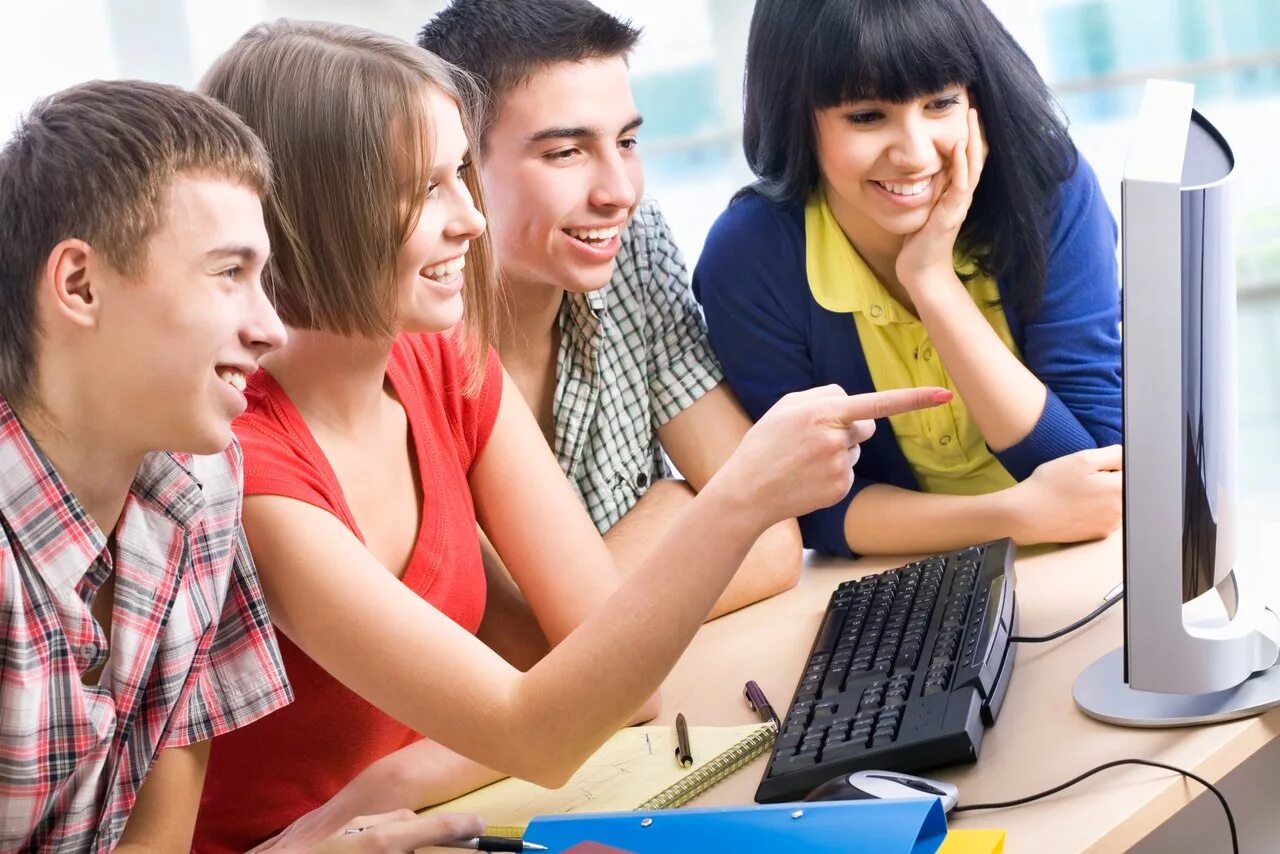 Школьная интернет группа. Интернет. Студент с компьютером. Интернет фото. Фотография интернета.
