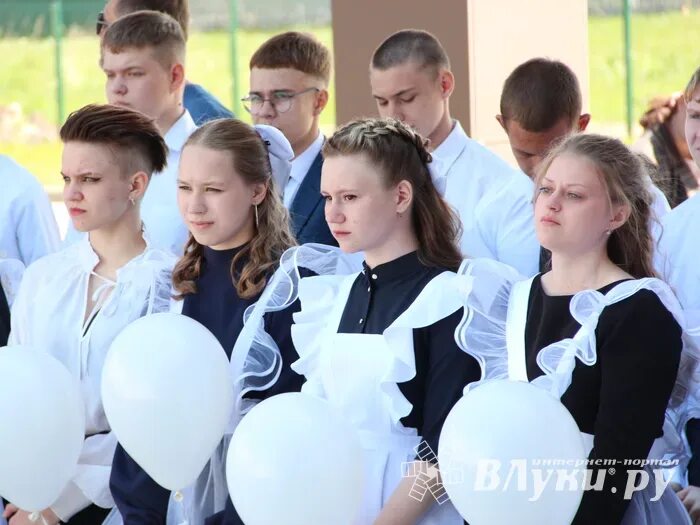 Инженерно экономический лицей. Последний звонок Великие Луки. Лук на последний звонок. Первый звонок. Лицей 120 фото.