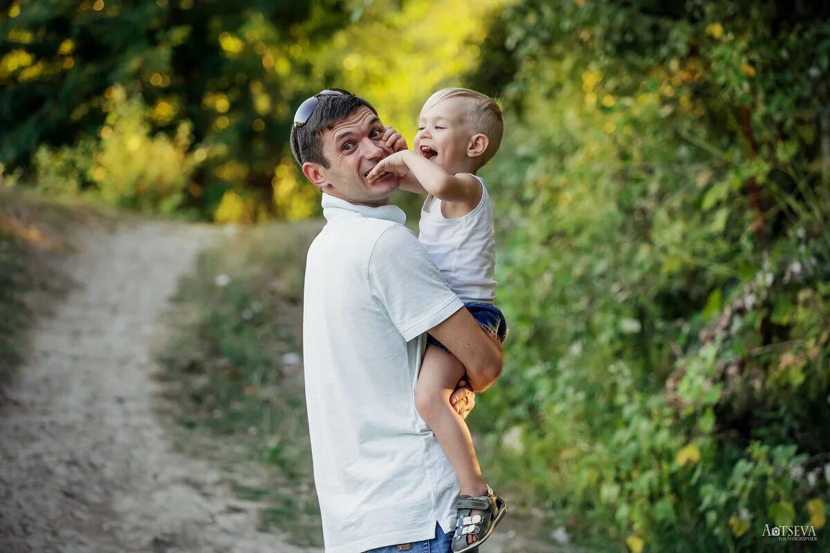 Папа играет с сыном в машинки. Отец обнимает ребенка. Отцы и дети. Объятия ребенка и взрослого. Сын без отца.