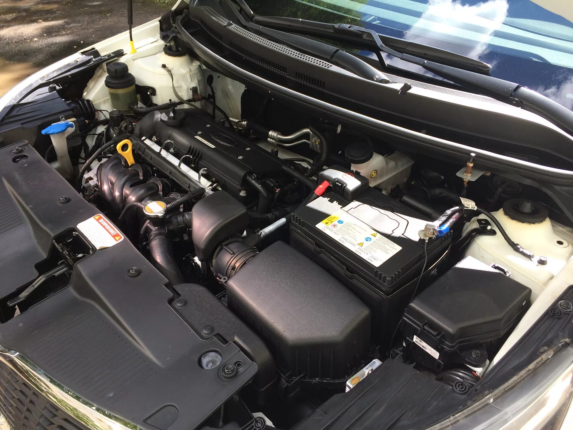 Подкапотном пространсиво киа рио. Подкапотное пространство рио. Kia rio 2013 подкапотка. Киа рио 2 1. Подкапотка киа рио 3.