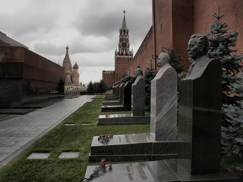 Похороненные ссср. Некрополь у кремлёвской стены. Красная площадь некрополь у кремлевской. Некрополь у Кремля могилы Москва. Некрополь у кремлёвской стены, Москва, красная площадь.