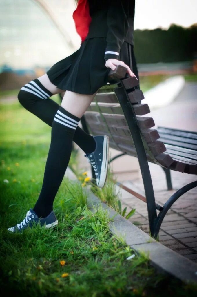 Ноги косплей. Zettai Ryouiki в России. Zettai Ryouiki трапы. Девушки в гольфах.