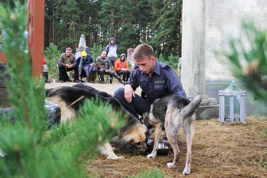 Охранник кладбища.