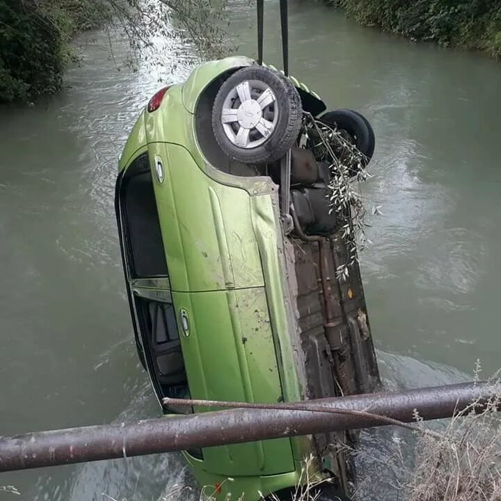 Падали машины в воду. Автомобиль упал в воду. Машина упала в воду. Машину вытаскивают из воды. Вытягивают машину из воды.