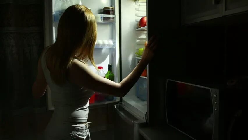 Переедание на ночь. Холодильник ночью. Холодильник ночью. Night hunger. Еда перед сном.