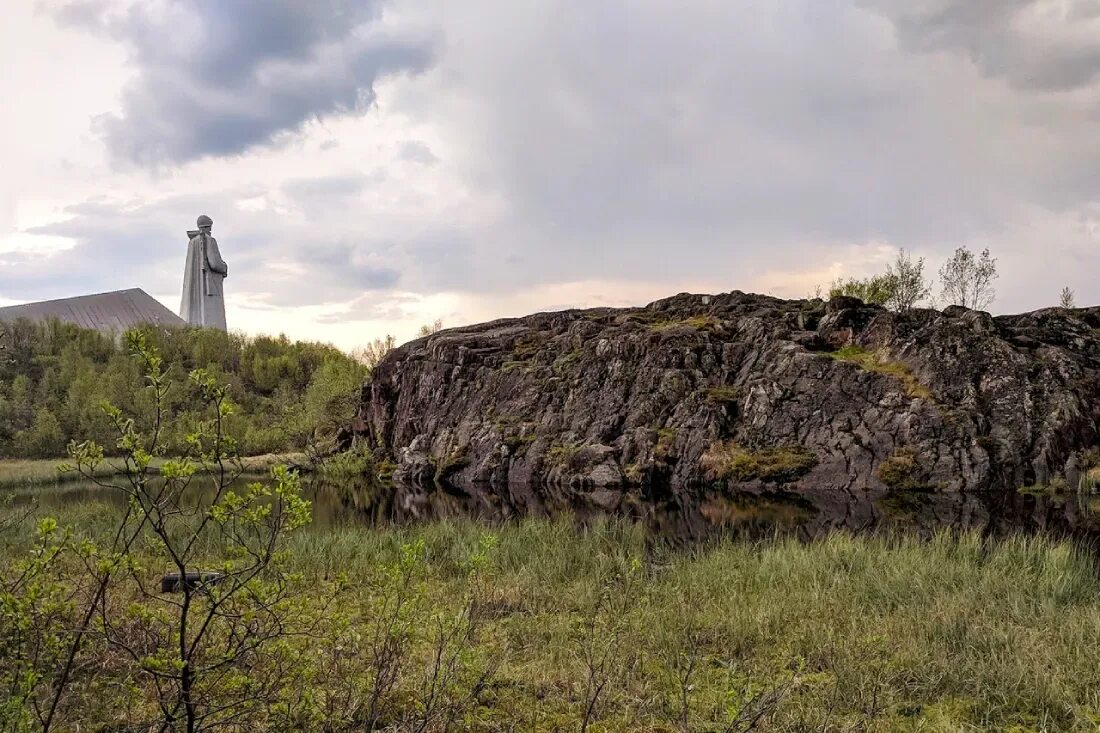 Лоб озеро. Бараний лоб у озера семёновское Мурманск. Скала бараний лоб Мурманск. Озеро бараний лоб Мурманск. Оз Семеновское Мурманск бараньи лбы.