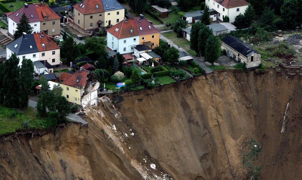 Оползень горы эвбея. Землетрясения камнепады оползни. Харт маунтинз оползень. Природные обвалы. Сель оползень обвал.